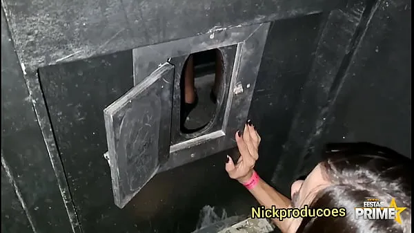 Vidéos Sucer une bite au glory hole avec mon amie * Bianca Naldy * à la soirée principale clips populaires