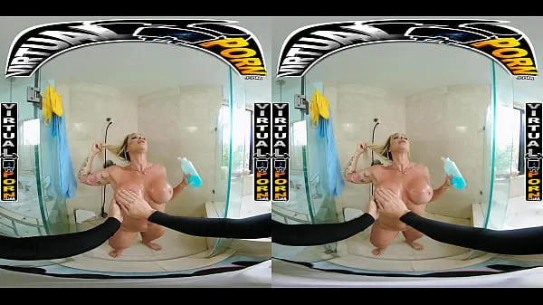 Vroči Busty Blonde MILF Robbin Banx Seduces Step Son In Shower posnetki Video posnetki