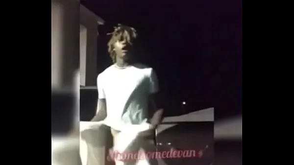 Video klip Handsomedevan flashes his Dick to everyone in the parking lot panas