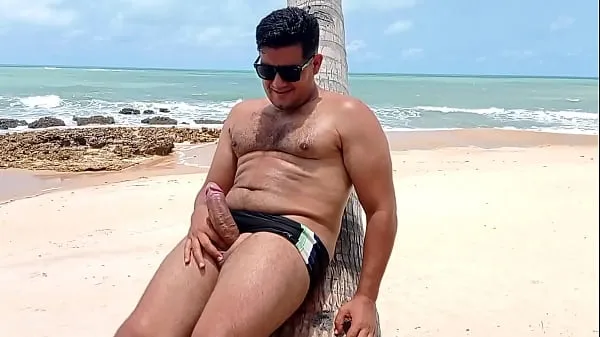 Vidéos Yuri Gaucho se masturbe sur la plage de Coqueirinho PB avec des baigneurs sur la plage clips populaires