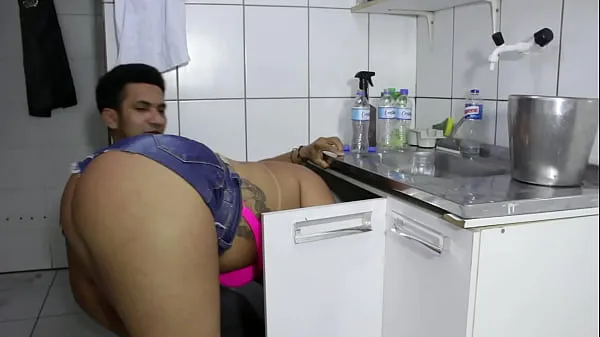 Gorące The cocky plumber stuck the pipe in the ass of the naughty rabetão. Victoria Dias and Mr Rola klipy Filmy
