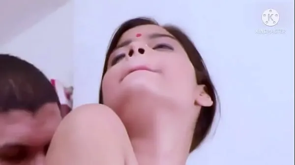 Sıcak Indian girl Aarti Sharma seduced into threesome web series klip Videolar