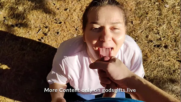 Vidéos Sloppy Deepthroat & Sperme dans la bouche dans un parc public clips populaires