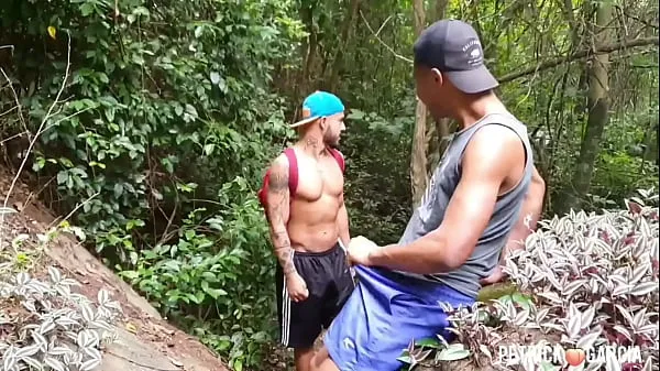 Vídeos de Subí por el sendero y en el camino encontré un cafuçu en la paja que no pude resistir y disfrutamos juntos clips calientes