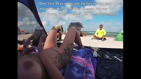 인기 Exhibitionist Wife 511 - Mrs Kiss gives us her NUDE BEACH POV view of a VOYEUR JERKING OFF in front of her and several other men watching 클립 동영상