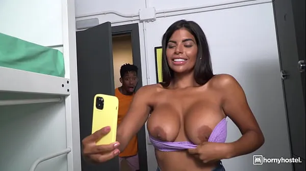 Vídeos de HORNYHOSTEL - (Sheila Ortega, Jesus Reyes) - Una nena venezolana de enormes tetas atrapada desnuda por una gran polla negra Preview Video clips calientes