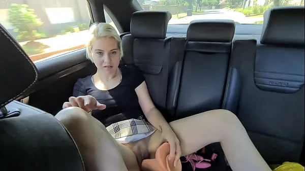 Vídeos de Chica rubia masturbándose y jugando en el asiento trasero de un coche en movimiento clips calientes