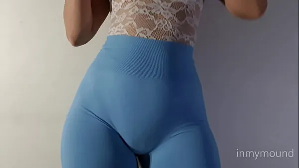 Καυτά Puffy pussy girl in blue leggings and a big tits showing off βίντεο κλιπ