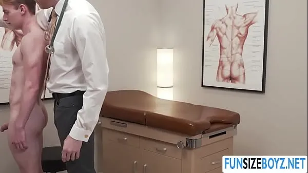 Vidéos Hunk gay doctor examine son patient pervers à propos de sa silhouette physique. Ensuite, le patient commence à se branler et il suce ensuite sa grosse bite en gorge profonde clips populaires