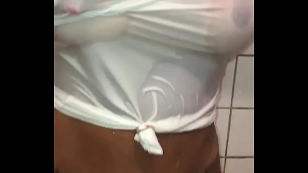 Vídeos Trecho - Esposa se exibindo para o comedor tomando banho bronzeada e de camiseta molhada depois da praia. - Completo no XVIDEOS RED populares