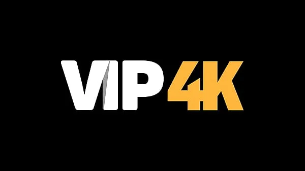 ホットな VIP4K。スキニーブルネットはプールで彼女の年上のボーイフレンドとセックスをしています クリップのビデオ