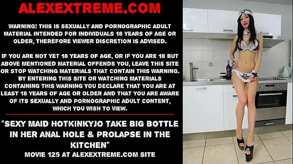 Vroči Sexy maid Hotkinkyjo take big bottle in her anal hole & prolapse in the kitchen posnetki Video posnetki