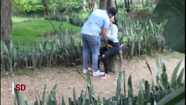 हॉट SPYING ON A COUPLE IN THE PUBLIC PARK क्लिप वीडियो