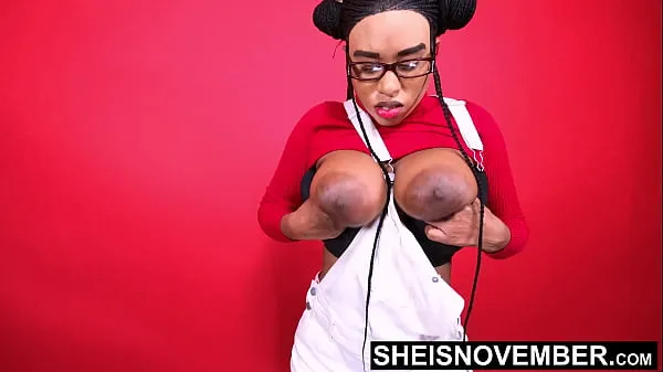 Vídeos de Modelo negra posa eróticamente con enormes areolas, senos reales y pezones erectos en una sesión de fotos de Sheisnovember. Se desnuda eróticamente mientras posa después de ponerse de pie y arquear la espalda para exponer los a clips calientes