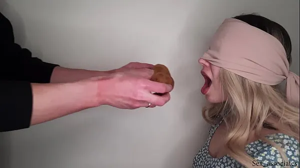 Vidéos Belle-soeur muette aux yeux bandés amenée à sucer ma bite et à avaler du sperme avec le jeu du goût clips populaires