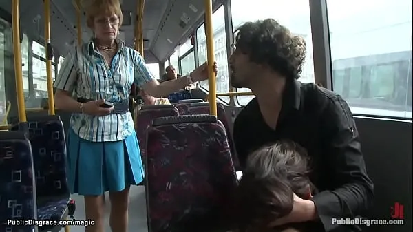 Vidéos La salope brune Euro Niki Sweet est ligotée et baisée dans un bus public, puis les mamelons serrés et le visage baisé dans les bois par le maître de la grosse bite Zenza Raggi clips populaires