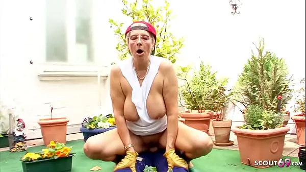Vroči German Grandma with Huge Boobs seduce to Fuck in her Garden posnetki Video posnetki