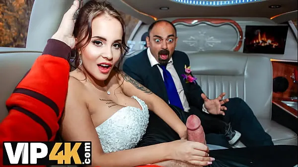 Vidéos VIP4K. Un passant au hasard marque une mariée luxueuse dans la limousine de mariage clips populaires