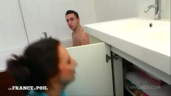 Sıcak French youngster buggers his cougar landlady in the shower klip Videolar
