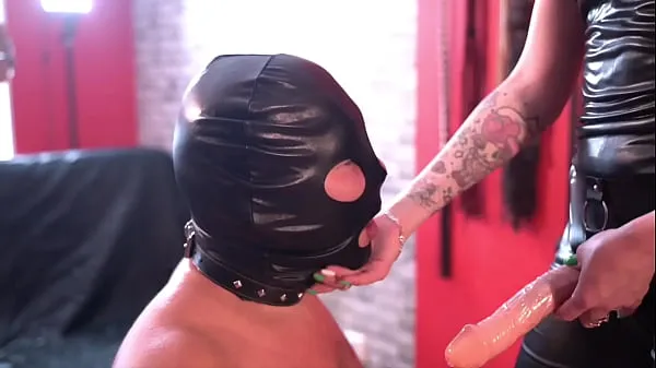 Vídeos Dominatrix Nika adora foder seus escravos na boca com um strapon. Veja como este escravo tenta sugar profundamente populares