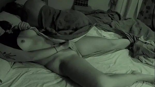 ホットな 昼寝中の彼氏の横でオナニー クリップのビデオ