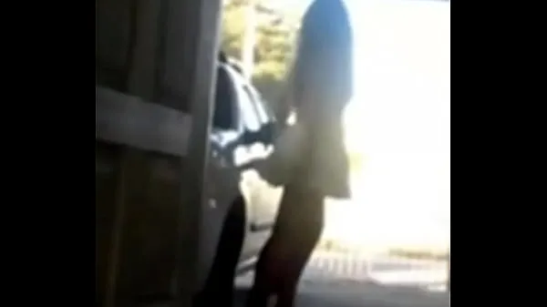 Giovane donna bianca sposata principiante all'esibizione girando la dama di picche con enorme consolazione su una strada pubblica davanti alla porta di casa, il marito Cuck accetta e incoraggiaclip video hot