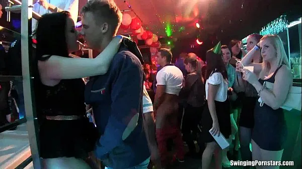 Heiße Versaute Partyküken ficken in einem ClubClips-Videos