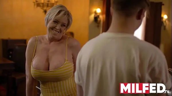 인기 Mother-in-law Seduces him with her HUGE Tits (Dee Williams) — MILFED 클립 동영상