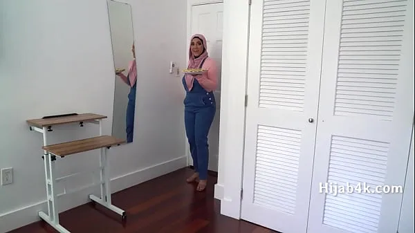 ホットな Corrupting My Chubby Hijab Wearing StepNiece クリップのビデオ