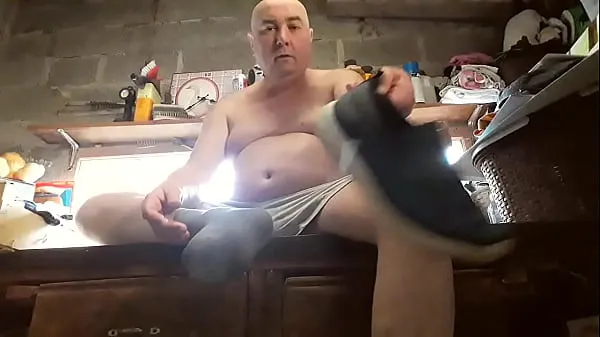 Hot I show off my big humiliating and smelly panards in my garage clips Videos