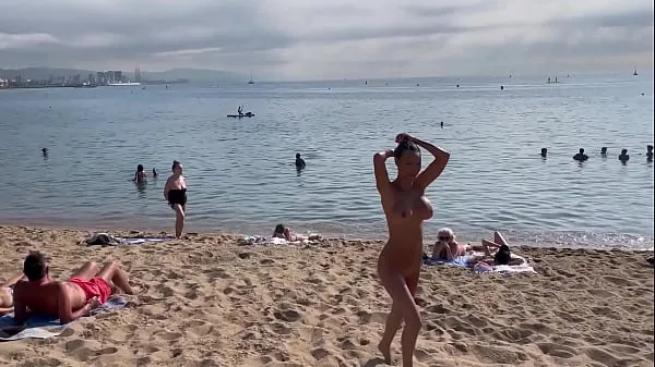 Sıcak Naked Monika Fox Swims In The Sea And Walks Along The Beach On A Public Beach In Barcelona klip Videolar