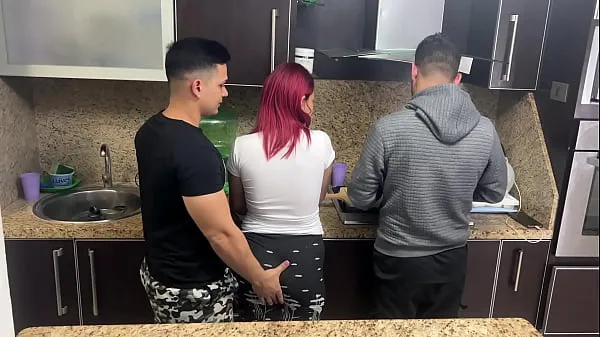 Vídeos de El Amigo de mi Marido me Agarra el Culo cuando estoy Cocinando al Lado de mi Marido que no sabe que su Amigo Me Trata como una Puta NTR clips calientes