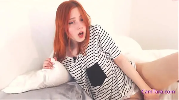 Vidéos Une jeune femme rousse de 18 ans a un orgasme intense de la masturbation clips populaires