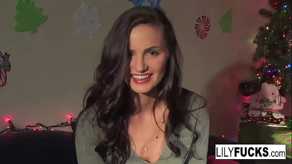 Vídeos de Lily nos cuenta sus cachondos deseos navideños antes de satisfacerse en ambos agujeros clips calientes