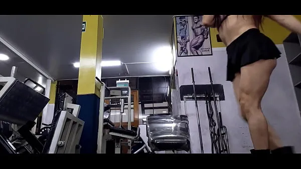 THE STATUELY MILF TRAINER GIVES PÚPILO CALENTON A GREAT FACESITTING AT THE GYM Video klip panas