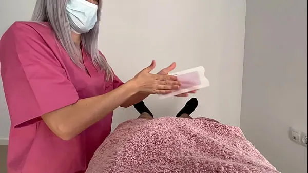 ยอดนิยม Cock waxing by cute amateur girl who gives me a surprise handjob until I finish cumming คลิปวิดีโอ