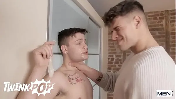 Vídeos de El guapo Malik Delgaty se está divirtiendo gay con Ryan Bailey hasta que su novia los pilla - TWINKPOP clips calientes