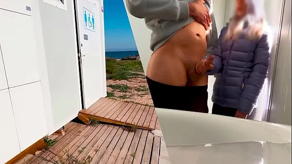 Heta I surprise a girl who catches me jerking off in a public bathroom on the beach and helps me finish cumming klipp Videor