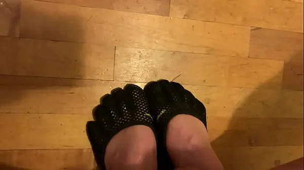 HUGE cumshot on Vibram Five-Fingers shoes clip hấp dẫn Video