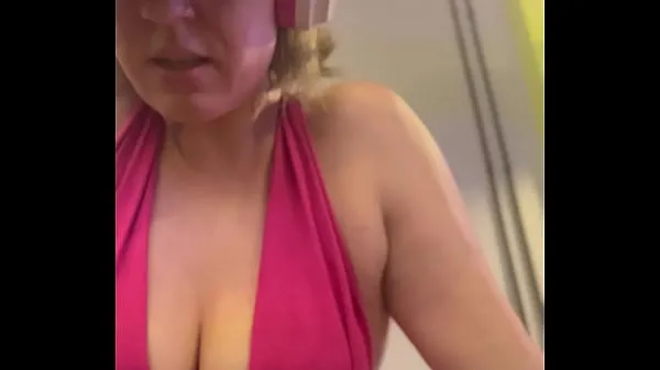Populære Wow, my training at the gym left me very sweaty and even my pussy leaked, I was embarrassed because I was so horny klipp videoer