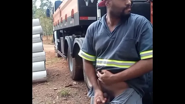 Video klip Worker Masturbating on Construction Site Hidden Behind the Company Truck panas