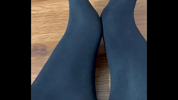 ホットな Flaunting and rubbing together my black nylon feet クリップのビデオ