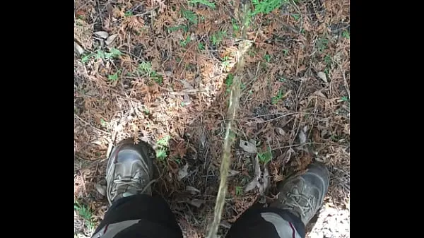 Video klip POV of pissing in the woods panas