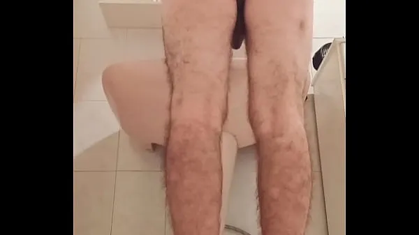 مقاطع فيديو ساخنة Oferecendo o cuzinho no banheiro da sauna gay