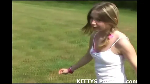 Innocent teen Kitty flashing her pink panties Video klip panas