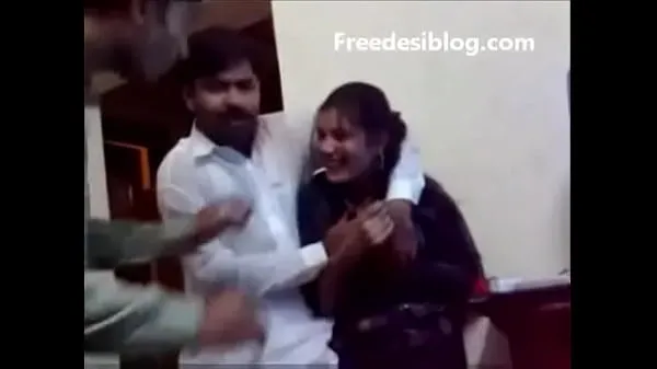 Populære Pakistani Desi girl and boy enjoy in hostel room klipp videoer