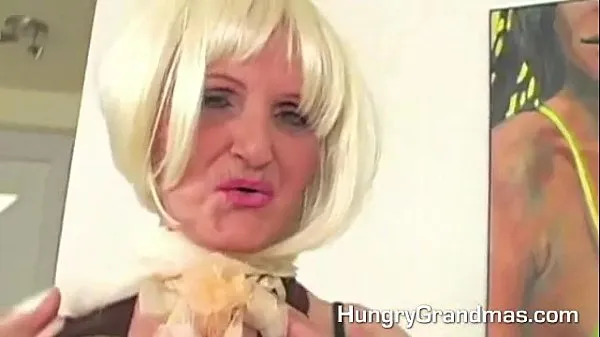 گرم Horny Blonde Granny Whore Fucks y کلپس ویڈیوز